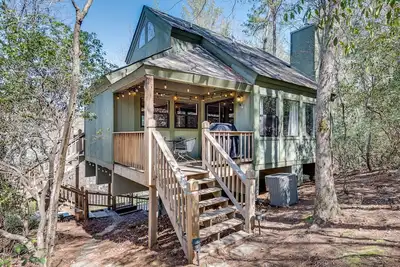 Image de Cozy Private 3 bed 3 bath Cabin! ! Minutes from Dt Helen! !