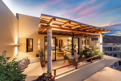 Image de Eco-Friendly Oceanfront Penthouse W\/ Beach Access