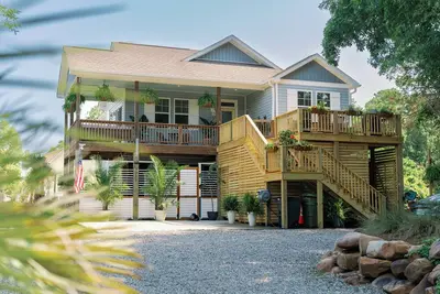 Image de Your Coastal Getaway ~ close to the beach!