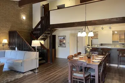 Image de Alpine Loft in Cozy Ski Lodge - 5 min bus to Vail!