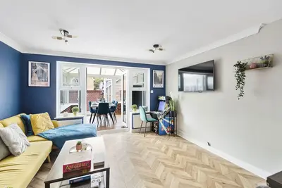 Image de Wow Modern house 5 Bed, 4 Bath. 2 Parking Spaces!