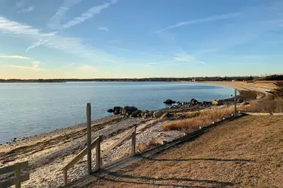 Image de Bright, open waterfront house with gorgeous sunsets and private beach