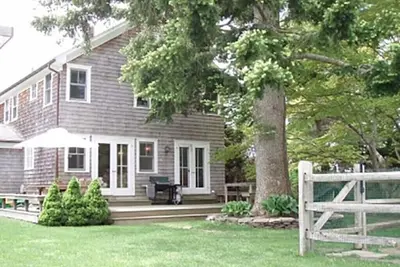 Image de Updated farmhouse with pool house, close to everything. Winter rental available.