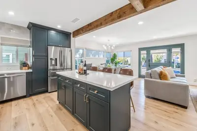 Image de Luxury 2bdrm Townhome- Close2️⃣Beach & Main St! E-bikes! Pet friendly!