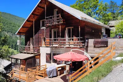Image de Appartement du Père Castor indépendant et coloré dans le centre de Molines