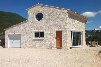 Image de Maison Ă la compagne moderne avec piscine