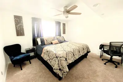 Image de Lovely Basement Suite-2 bedrooms\/1 bath with Full kitchen and laundry! ! !