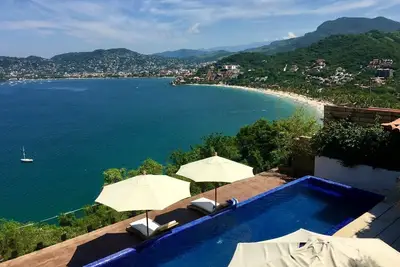 Design Beach House with spectacular view to Bahía de Zihuatanejo