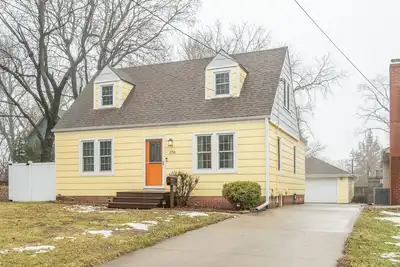 Cozy 4 bedroom home. Just 2 miles from Drake University. Easy access to I235.