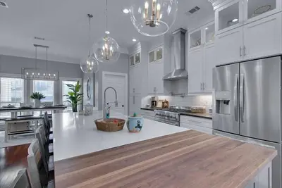Image de 3br Pet-Friendly Home • Walk to Destin Beach • Pool • Bbq Grill • Sleeps 10
