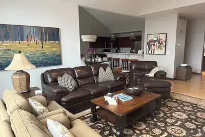 Image de Downtown Fish Creek Luxury Getaway 3br/2. 5ba, Game Room, Elevator & Deck Views!