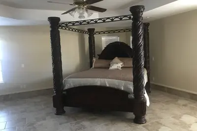 Image de (Sleeps 10) Spacious 4 bedrooms perfect for family, friends, or business.