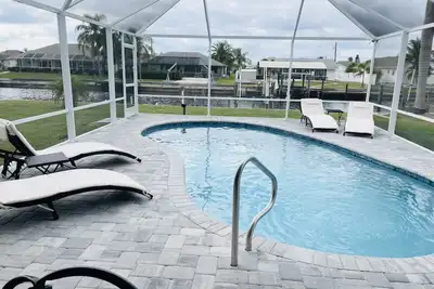 Image de Bright Waterfront Home. Heated Pool. Short drive to Beach. Beautiful Sunsets.