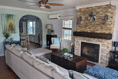 Image de \"Once Upon a Tide\" eclectic beach house with pizza oven, game room, fireplace