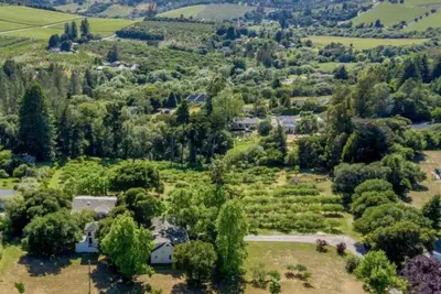Image de Apple Farm Farmhouse with Watertower bedroom and artist space