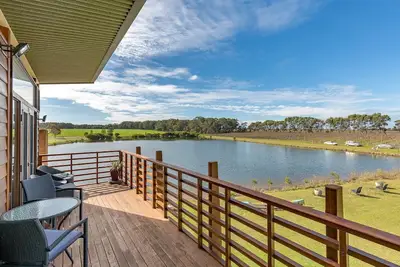 Image de Situated on a 145 acre farm/vineyard property with a picturesque lake and views