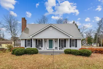 Image de Free Golf at Bear Trap Dunes and More! ! ! <br>Pet Friendly! Off Season Mini Weeks Available! Bright, wonderful family-friendly vacation home located in a quiet residential area offers 4 bedrooms plus 3 full baths