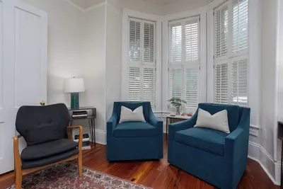 Image de State St Victorian - 2 car Garage-steps to Broughton-Pets welcome