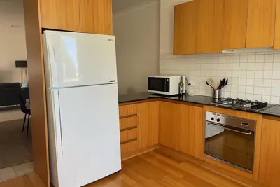 Image de 3 bedroom art deco apartment in Albert Park metres 2 mins from Albert Park shops