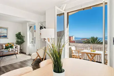 Image de 04. Bright apartment with balcony and sea view, close to the beach