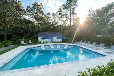 Image de Coastal Cottage in Charming Old Mt Pleasant!