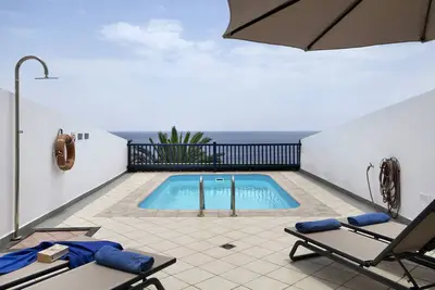 Villa 'Malvasia 22', avec vue mer, piscine chauffée, balcon, climatisation & Wi-Fi