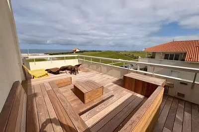 Image de Magnifique T2 renové avec Terrasse offrant une vue imprénable sur l'Océan (175)