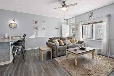 Image de Great location, beach steps away great beach views, newly renovated