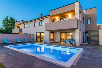 Villa luxueuse avec piscine privée et terrasse ensoleillée
