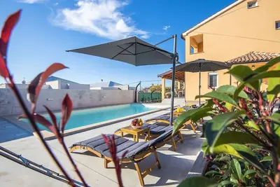 Image de Villa avec piscine privée, aire de jeux, Wlan, climatisation, Bbq