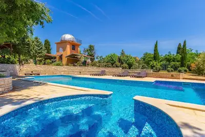 Image de Avec grande piscine, gymnase, tennis de table, baby-foot, observatoire, terrain de volley-ball