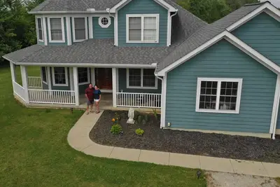Image de Beautiful Big Blue Dollhouse country home available for true comfort.