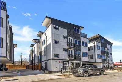 Image de Private Rooftop Patio+4 Story Home w/ Peloton Bike in Downtown Fort Worth