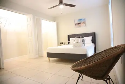 Image de Gorgeous Queen Master Suite with Private Lavatory