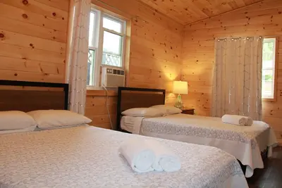 Image de Cozy family Pine, 4 min Walk to Beach, Cabin sleep 5 with Kitchenette