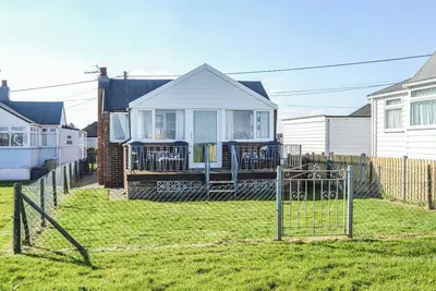 Image de Enjoy sea views, walking distance to an amazing sandy beach and restaurants nearby.