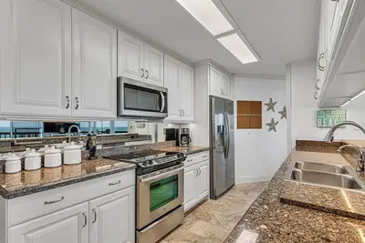 Image de 3 Bed/3 Bath ~ 2nd Floor Oceanfront Prime Condo ~ Elevator ~ 1205 Queens Court