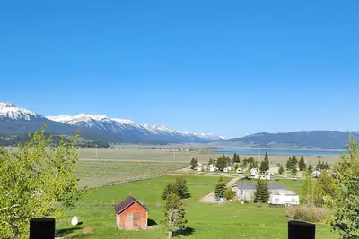 Image de Hillside Retreat! 15 miles to Yellowstone ~ Lake & Mountain Views ~ Wifi ~ Newly Remodeled. ⛰️🌲