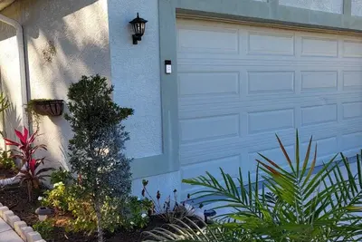 Relaxing waterfront property, 10 minutes from the beach