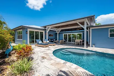 Image de Special rate promotion! ! ! Newly renovated Water front/pool home sleeps 8! ! ! !