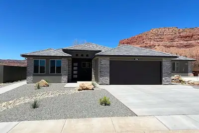 Image de Luxury Home in Kanab, Utah. Near Zion, Bryce, and the Grand Canyon. Private Hot