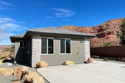 Image de Home in Kanab, Utah Near Zion and Bryce with Private Hot Tub! Incredible stargaz