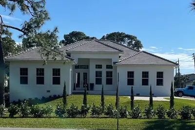 Image de Stunning Newly Constructed Poolside Retreat Across from golf course
