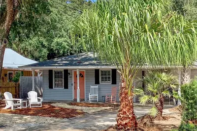 Image de Sleeps 8, Pet-friendly, 1. 5 miles from beach