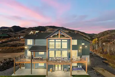 Image de Immaculate Modern Rustic Luxury - Captivating Views - Sleeps 26
