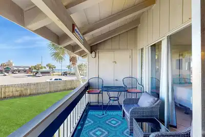 Image de Colorful Condo with Shared Pool, WiFi, Private Washer/Dryer, and Central Ac