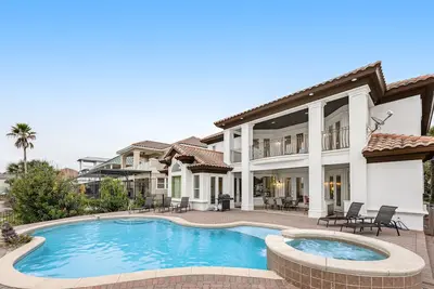 Image de Waterfront home with private pool, spa, stunning views & central Ac