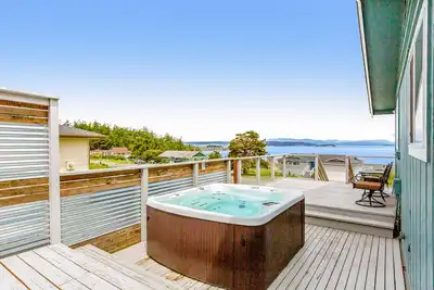 Image de Updated Water View Gem with Deck, Bbq/Outdoor Dining, Hot Tub, Fireplace, & WiFi