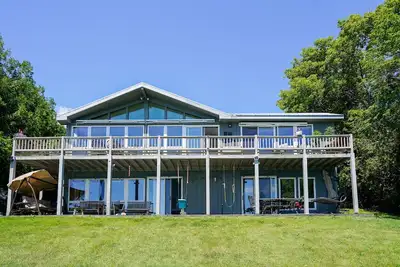 Image de Scenic lakefront home with gas fireplace, high-speed WiFi, & patio