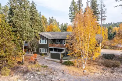 Image de Rustic retreat with private hot tub, furnished deck, game room, firepit & grill